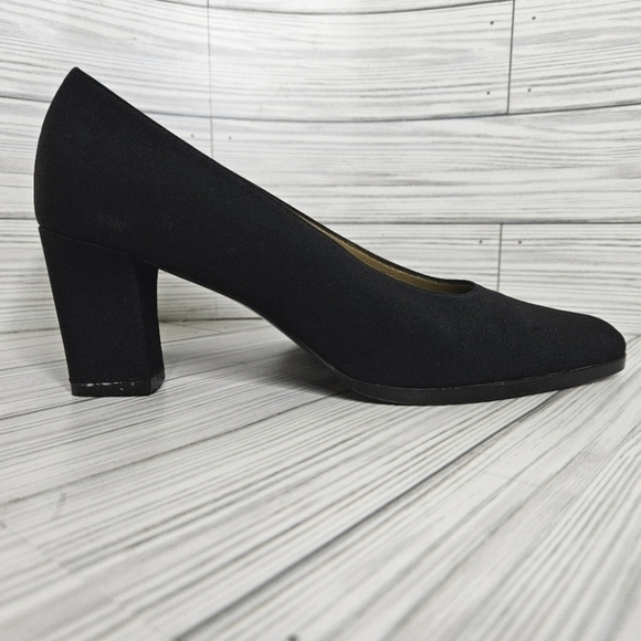 Yves Saint Laurent Vintage Peau de Sole Almond Toe Pumps in Matte Black Size 8 - Picture 6 of 9